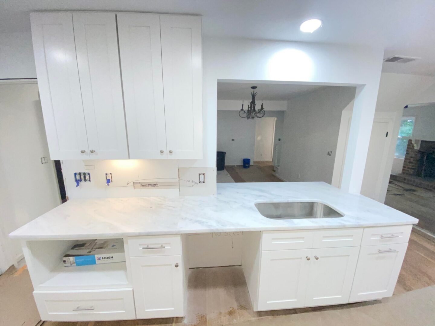 View of the kitchen platform and white cabinets